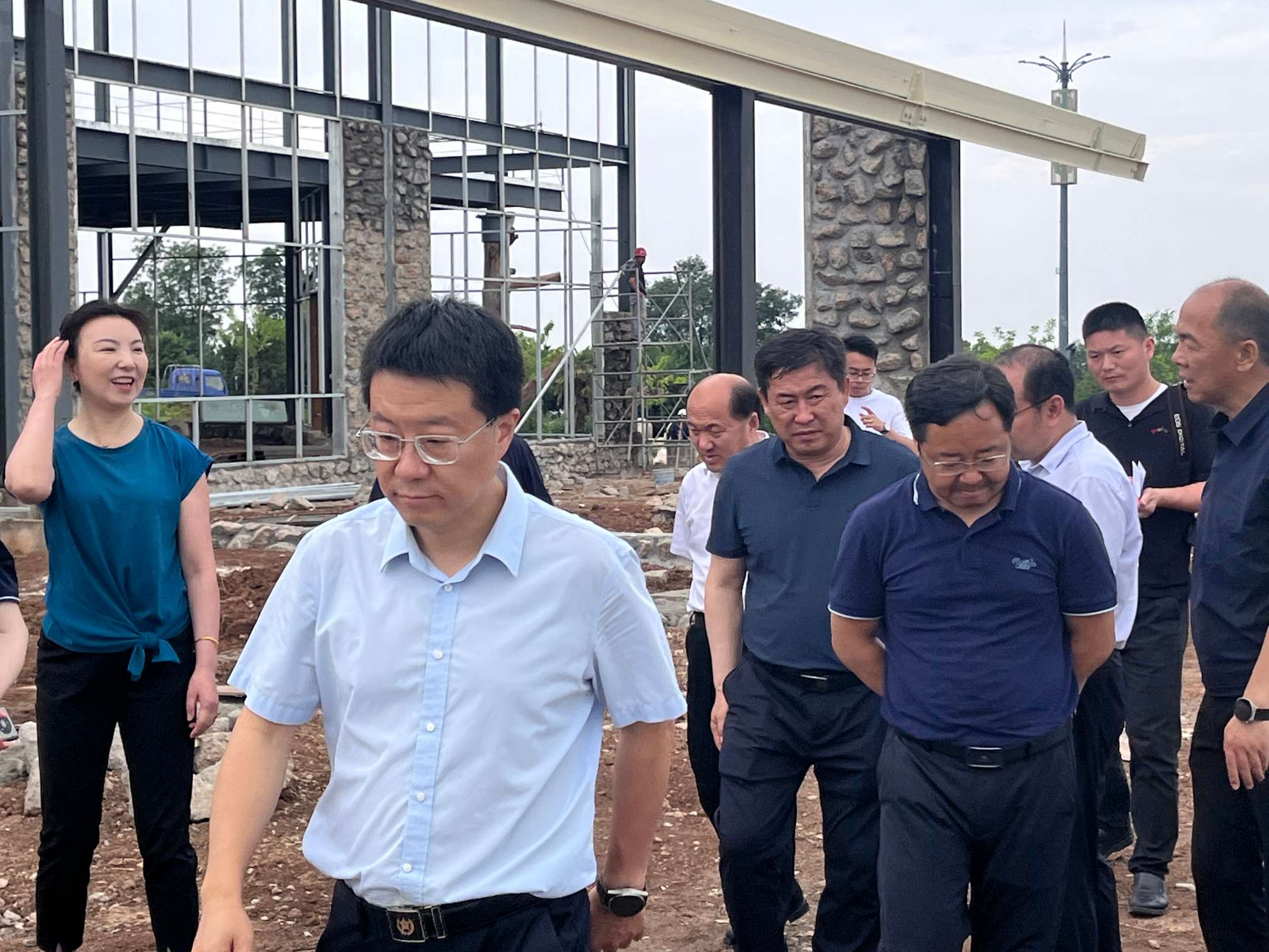 2023年6月28日灞桥区区政府苗书记一行调研农业产业园项目进度